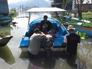 Anggota GDC mempersiapkan Boat untuk patroli