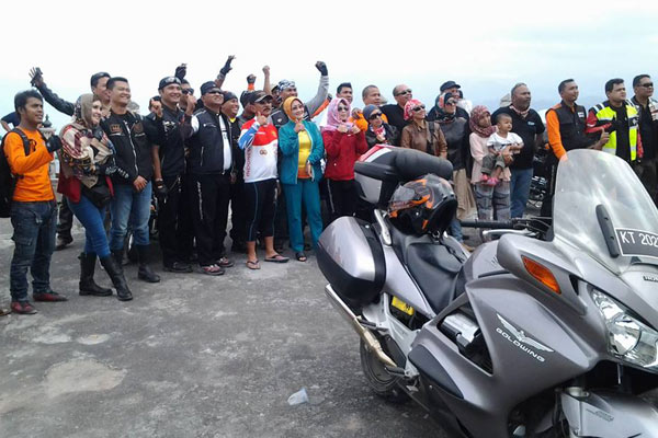 Kapolda Aceh, Irjen Pol Herman Effendi bersama anggota IMBI di Pantan Terong takengon. (LGco-Kha A Zaghlul)