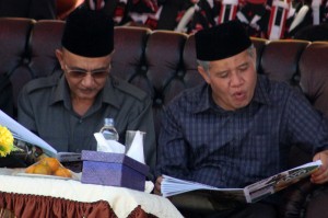 Ketua DPRK Aceh Tengah (kiri) dan Bupati Bener Meriah sedang asik membaca tabloid LintasGAYO. (LGco-Salman Yoga.S)