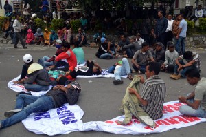 Massa saat kelelahan menunggu kejelasan tuntutan mereka. (LGco-Rz)