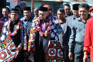 Tuha Peut Partai Aceh, dr. Zaini Abdullah bersama dua bupati Gayo, Nasaruddin dan Ruslan Abdul Gani saat tiba di posko KPPA Dapil IV Aceh. (LGco-Windjanur)