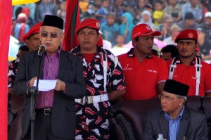 Gubernur Aceh, dr. Zaini Abdullah saat penutupan pacuan kuda HUT Kota Takengon, Minggu 23 Februari 2014. (LGco-Salman Yoga.S)