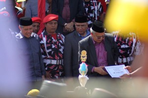 Gubernur Aceh serahkan hadiah kepada juara pacuan kuda HUT Kota Takengon ke-437. (LGco-Salam Yoga.S)