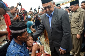 Doto Zaini bersama sejumlah penyandang cacat di Rime Raya Bener Meriah. (LGco-Abdul Razab)