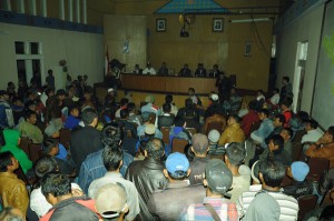 Massa di Opsroom Setdakab Aceh Tengah menyepakati hadir kembali ke DPRK Aceh Tengah, Seni 17 Februari 2014. (LGco-d'aKa)