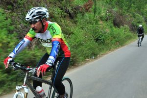 Kapolda Aceh, Irjen Pol Herman Effendi saat diatas sepeda mengelilingi Danau Lut Tawar, Sabtu 1 Februari 2014. (LGco-Khalis)
