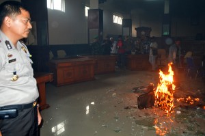 Unjukrasa korban gempa di ruang sidang DPRK Aceh Tengah. (LGco-Rz)