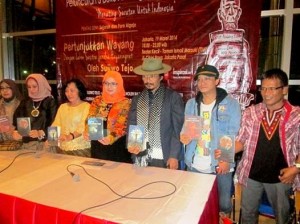 7 Penyair Nasional Usai Konfrensi Pers dengan media nasional. ( Salman Yoga S, Rama Prabu, Sijiwo Tejo, Fatin Hamama, Nia S, An. (ist)