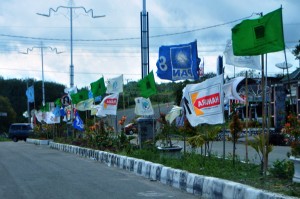 Berndera Parpol di median jalan depan Pendopo Bupati Bener Meriah. (LGco-Khalis)