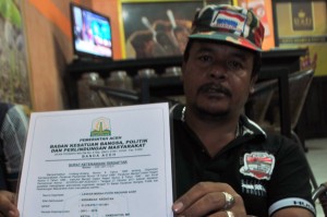 Jhon Hamzatun MR, menunjukkan salahsatu dokumen LMP Aceh yang dipimpinya. (LGco_Kha A Zaghlul)