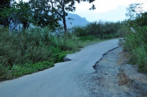 Kondisi jalan yang longsor di Pepedang