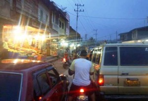 Kemacetan lalulintas di Uning Pegasing. (LGco-Yusradi)