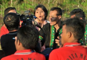 Gumara dan klup Didongnya saat syuting SCTV di Takengon. (LGco-Khalis)