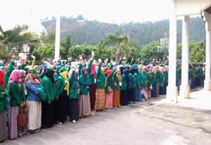 Mahasiswa Unimal saat pelepasan KKN-PPM di Takengon. (LGc-Ihwan)
