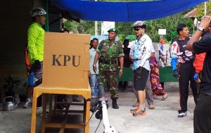 Wakapolda Aceh, Brigjen Pol Endang Sunjaya, MH dan Kapolres Aceh Tengah saat memantau TPS di seputar Danau Lut Tawar, Selasa 8 April 2014. (LGco-Fajar)