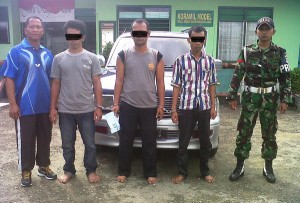 Tiga orang yang ditangkap saat hendak menyelundupkan Ganja oleh TNI Kodim 0113/Gayo Lues diamankan di Polres, tiga TSK diabadikan fotonya bersama Dandim Letkol Ana Agung yang memakai seragam olah raga.(LGco_Anuar)
