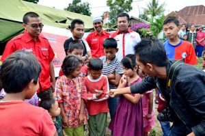 BFLF bekerjasama dengan Restoran Ayam Lepas saat menyalurkan bantuan kepada masyarakat gempa di Gayo (Ist)