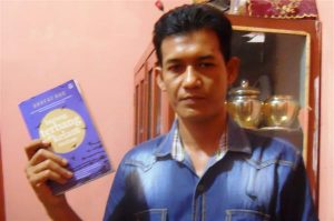 Arafat Nur menunjukkan novel Burung Terbang di Kelam Malam (Bentang, Pebruari 2014) yang akan diterjemhkan ke dalam bahasa asing dan diluncurkan di Frankfurt Bookfair Jerman awal tahun depan. (ist)