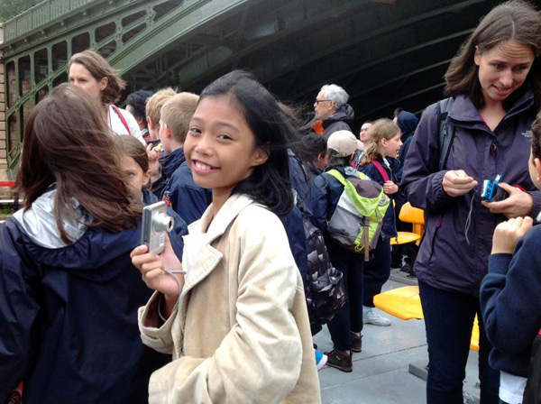 Aku di tengah anak-anak sekolah Perancis di atas kapal Pont Alexandre III