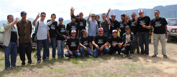 Anggota GDC bersama Wakil Bupati Aceh Tengah, Drs. Khairul Asmara dan Kasat Lantas Polres Aceh Tengah. (Ist)
