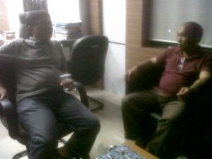 Prof. Abu Bakar Karim saat berdiskusi diruangannya bersama Kepala BPBD Gayo Lues (Foto: Agung | LGco)