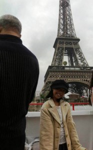 Ketika kapal melintas di dekat Menara Eiffel