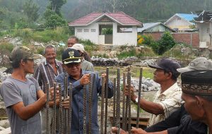 Wakil Bupati Aceh Tengah, Khairul Asmara bersama warga Lot Kala. (Foto Kurnia Gading)