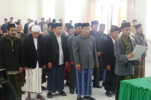 Pengurus MPU Bener Meriah Priode 2014-2019 di Kukuhkan, terlihat ketua MPU terpilih Tgk. Almujani pimpin baca Ikrar atau Sumpah