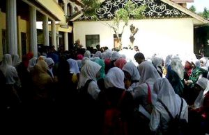 Suasana aksi protes mahasiswa STAIN Gajah Putih Takengon. (Foto. Ist)