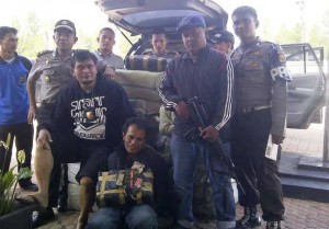 Aparat kepolisian Gayo Lues bersama tersangka dan barang bukti ganja. (LGCo_Anuar Syahadat)