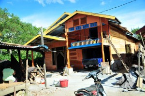 Satu unit rumah korban gempa terlihat artistik dengan konstruksi kayu di Kecamatan Ketol. (LGco_Kha A Zaghlul) 
