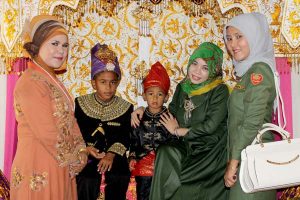 Kiki (dua dari kanan) pada acara Sunat Rasul putra sahabat (foto:tarina)