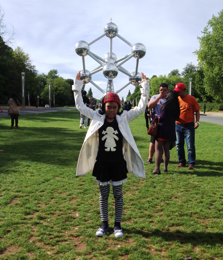 Aku di depan patung Atomium di dekat Stadion Heysel