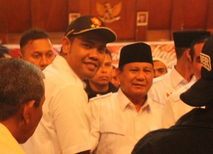 Faisal Hasballah Ketua Pemenangan Gerindra Prabowo-Hatta bersalaman bersama Prabowo saat di banda Aceh (ft-dok-Pribadi)