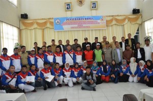 Foto Bersama setelah mendapatkan Bonus bagi atlet dan pelatih berprestasi (LGco_Zulkarnain)