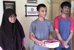 Pengurus Komunitas Seni Kuflet, Kiri (Sherly Eka Putri, Bendahara), Tengah (Awaludin, Ketua), Kanan (Maksal Mina, Sekretaris)