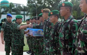 Penyerahan bingkisan lebaran bagi personil Kodam IM. (foto : Ist)