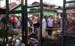 Bupati Aceh Tengah, Ir. H. Nasaruddin, MM didampingi Ketua TP. PKK, Ny. Apini Nasaruddin mengungkapkan rasa duka ketika meninjau lokasi kebakaran rumah warga Lut Kala. (foto : ist)