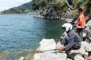 Memancing di danau Lut Tawar. (LGco_ist)