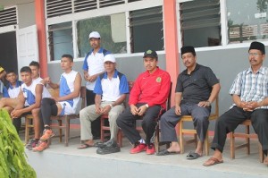 Kakankemenag Aceh Tengah, Drs. Amrun Saleh, MA dan Mantan Kakankemenag Aceh Tengah, Drs. Hamdan, MA tampak serius menyaksikan pertandingan bola voly. (Foto : Ist)