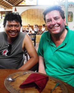 Penulis bersama Presiden Fellay di sebuah restoran (Sumber : Dokumen Pribadi)