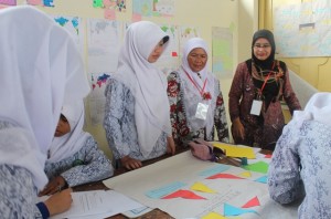 Guru-dan-Kepsek-memperhatikan-metode-pembelajaran-di-MTsN-Sukasari-Cimahi. (Foto : Ist)