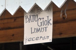 Giok Lumut dijual eceran. (LGco_Khalis)