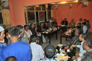 Gubernur Aceh, Doto Zaini saat bersilaturrahmi dengan elemen sipil di HR Coffee Takengon. (LGco_Khalis)