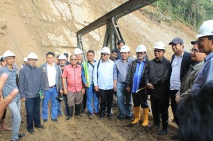 Gubernur berfoto bersama di lokasi longsor Tansaran