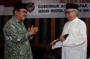 Bupati Gayo Lues memberikan cendera mata berupa pedang kepada Gubernur Aceh di Pendopo Bupati
