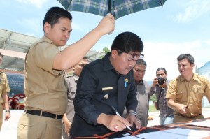 Bupati Gayo Lues Ibnu Hasim, unsur Muspida dan Penghulu Kampung menandatanggani kesepakatan tentang menjaga Kawasan Hutan Leuser serta yang terkandung didalamnya. (LGco : Anuar)