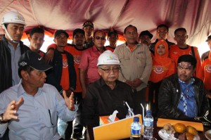 Lukman CM direktur PT Pelita Nusa Perksa menjelaskan kepada Gubenur Aceh Zaini Abdullah dan Bupati Gayo Lues tentang permasalahan yang dihadapinya mengerjakan jalan Blangkejeren-Takengon. (LGco_Anuar Syahadat)