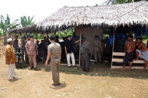 Pengamanan meja billiard ditengah kebun di Desa Lawe Beringin Horas Kecamatan Semadam. (LGco_Zulfan)