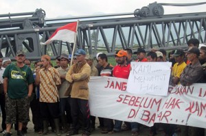 Unjuk rasa warga di Bandara Rembele. (LGco_Rahman)